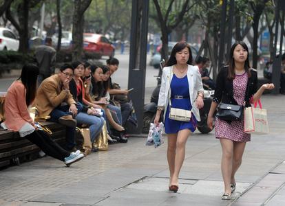 孩子起冲突男孩爸爸怒扇女孩巴掌